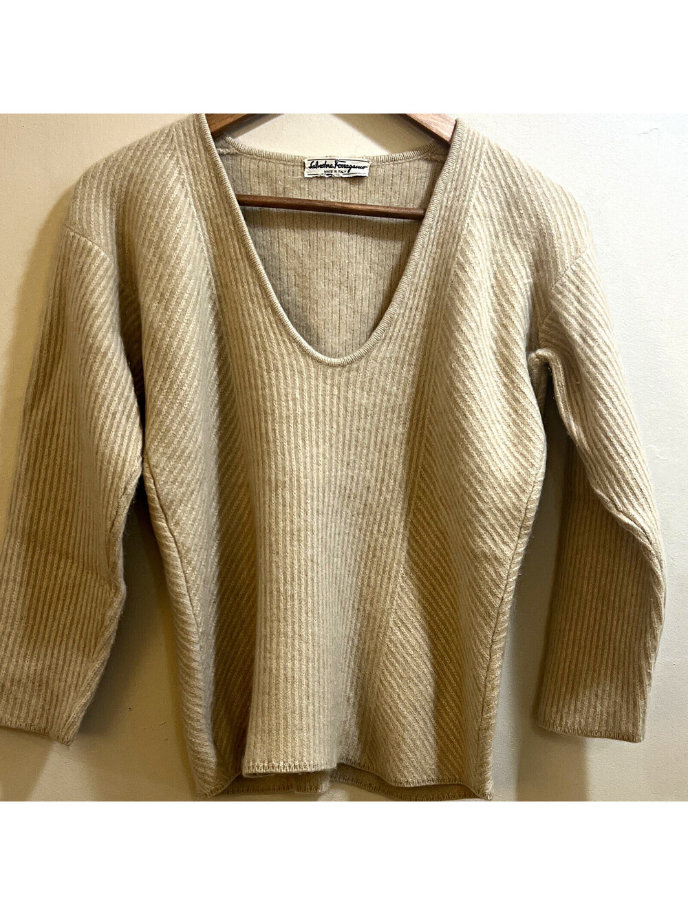 VNT Salvatore Ferragamo Beige Cashmere Ribbed Knit V-Neck 3/4 Sleeve Sweater M